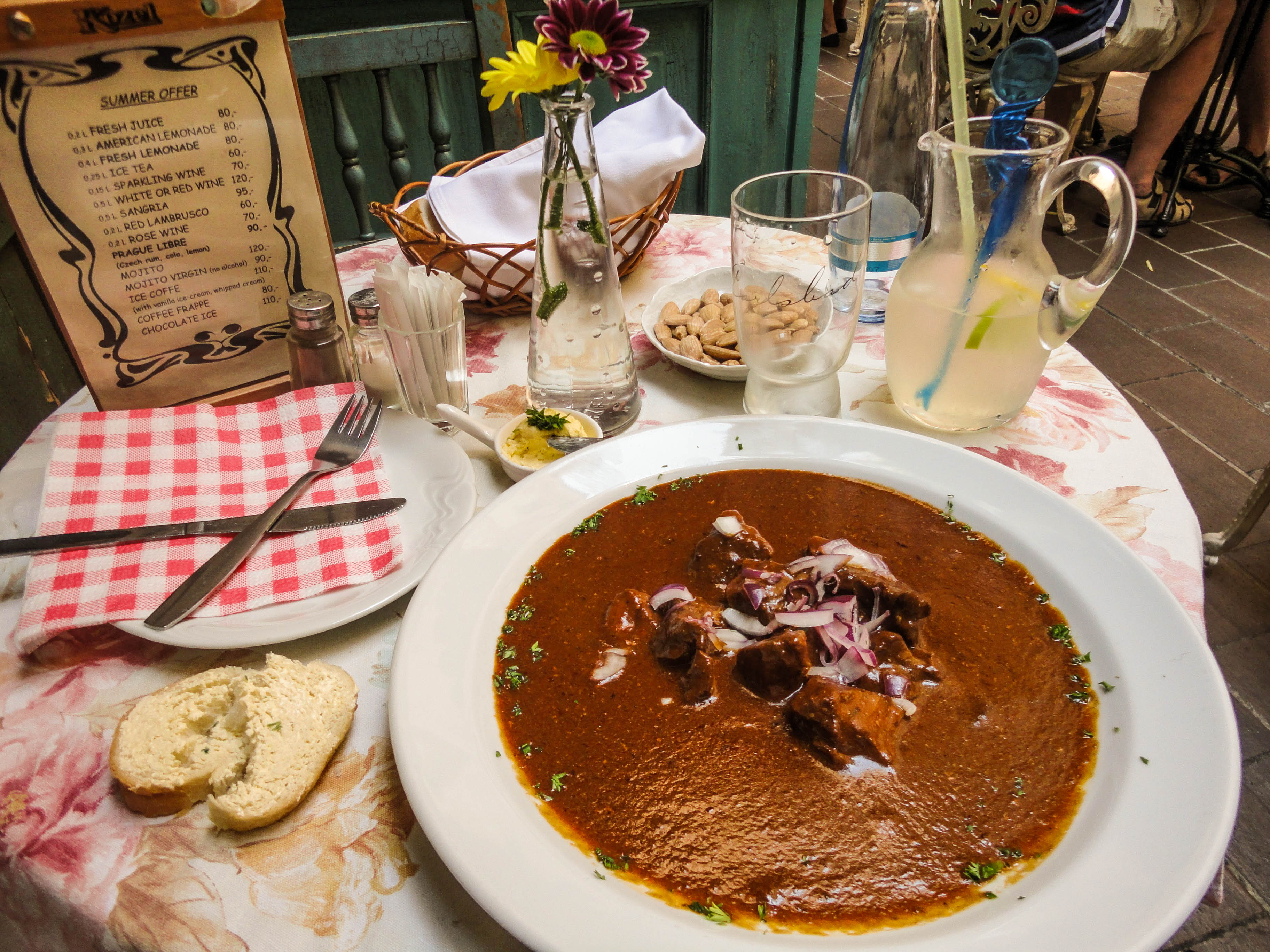Goulash Praga Prague comer solo eating alone the-solivagant-soul