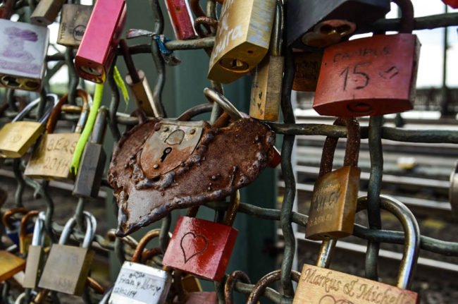 Cologne - Going overboard with locks; Colonia, una avalancha de candados