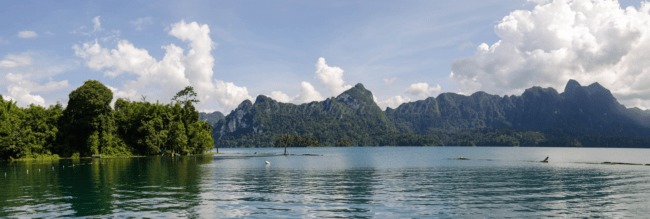 Tips and tricks on how to visit the floating cabins and bungalows in Khao Sok, Thailand. The perfect location to disconnect from society and enjoy one of the oldest rainforests in the world. The best options for Khao Sok National Park Tours! - The Solivagant Soul