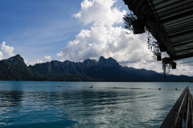 Tips and tricks on how to visit the floating cabins and bungalows in Khao Sok, Thailand. The perfect location to disconnect from society and enjoy one of the oldest rainforests in the world. The best options for Khao Sok National Park Tours! - The Solivagant Soul