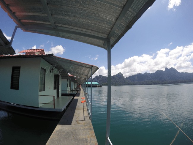 Tips and tricks on how to visit the floating cabins and bungalows in Khao Sok, Thailand. The perfect location to disconnect from society and enjoy one of the oldest rainforests in the world. The best options for Khao Sok National Park Tours! - The Solivagant Soul