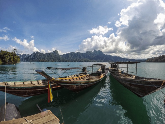 Tips and tricks on how to visit the floating cabins and bungalows in Khao Sok, Thailand. The perfect location to disconnect from society and enjoy one of the oldest rainforests in the world. The best options for Khao Sok National Park Tours! - The Solivagant Soul