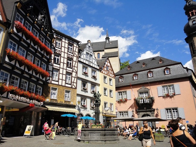 Cochem is a hidden gem in Germany, Europe . Home of many wineyards and the river Mosel, this is one of the cutest towns in Europe | Travel Europe | instagramable town | Germany | The Solivagant Soul
