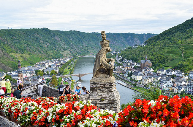 Cochem is a hidden gem in Germany, Europe . Home of many wineyards and the river Mosel, this is one of the cutest towns in Europe | Travel Europe | instagramable town | Germany | The Solivagant Soul