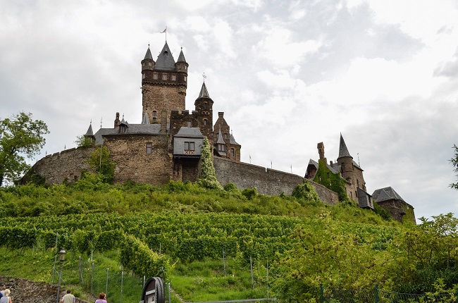 Cochem is a hidden gem in Germany, Europe . Home of many wineyards and the river Mosel, this is one of the cutest towns in Europe | Travel Europe | instagramable town | Germany | The Solivagant Soul