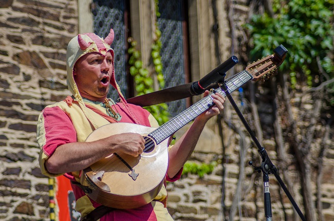 Cochem is a hidden gem in Germany, Europe . Home of many wineyards and the river Mosel, this is one of the cutest towns in Europe | Travel Europe | instagramable town | Germany | The Solivagant Soul