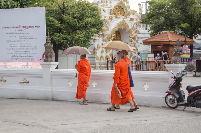 Making friends while traveling or making friends on the road is always a challenge, independently on whether you travel alone or if you travel with more people. Here you have some tips on how to get started on it.|  Solo Travel | Travel Tips | The Solivagant Soul