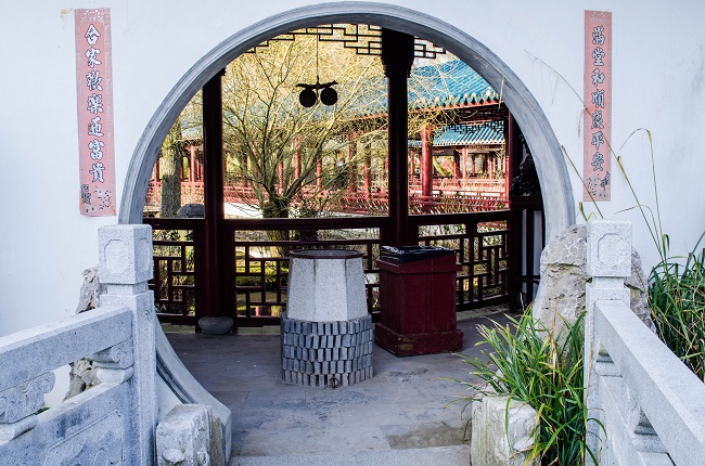 Making friends while traveling or making friends on the road is always a challenge, independently on whether you travel alone or if you travel with more people. Here you have some tips on how to get started on it.|  Solo Travel | Travel Tips | The Solivagant Soul