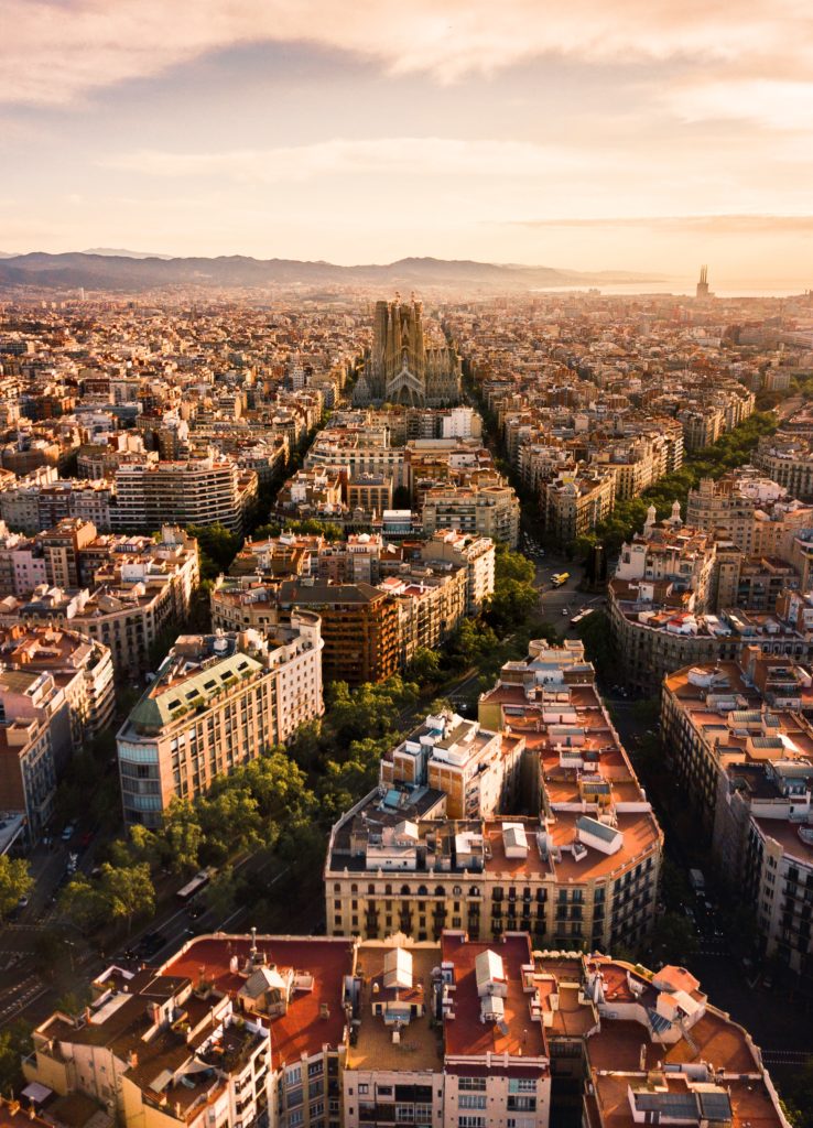 Best tips on how to avoid pickpockets in Barcelona | Travel hacks | Trip Savy | Safe travels | Tips to visit Barcelona safely | Barcelona safety | Travel Blog #travelhacks #safetravel #spain #spaintraveltips