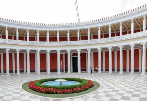 Wandering through the streets of Athens - The Solivagant Soul